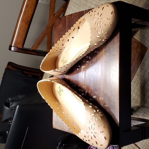 Roomy Scalloped Round Toe Flats - Picture 7 of 9